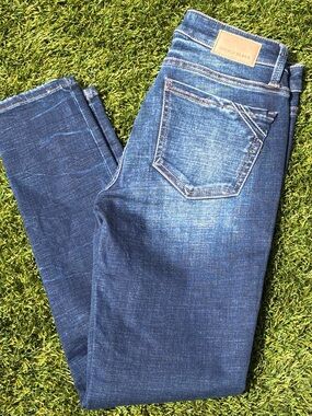 Buckle Women's Skinny Jeans in Medium Blue Wash